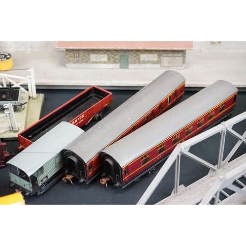 127 - Quantity of Hornby Dublo model railway to include 2 x boxed locomotives (3231 0-6-0 Diesel Electric ... 