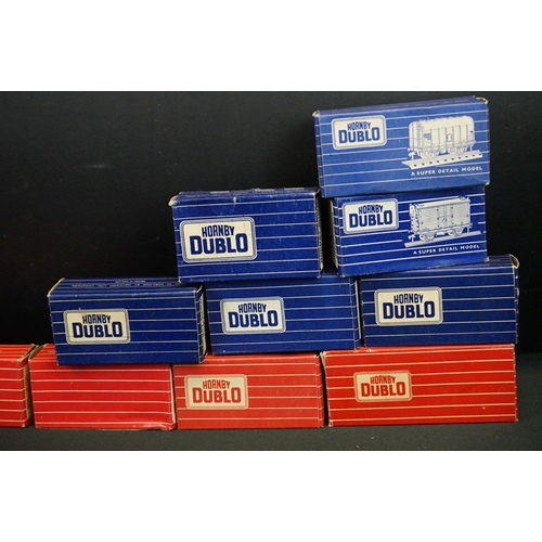 127 - Quantity of Hornby Dublo model railway to include 2 x boxed locomotives (3231 0-6-0 Diesel Electric ... 