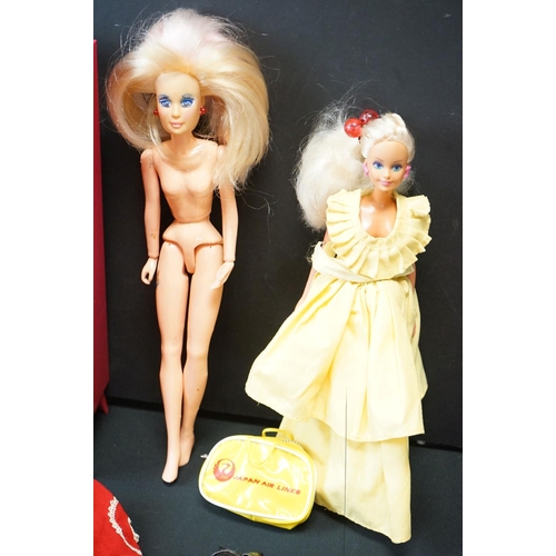 492 - Group of fashion dolls accessories to include 2 x dolls (inc Hasbro), Sindy wardrobe, various clothi... 