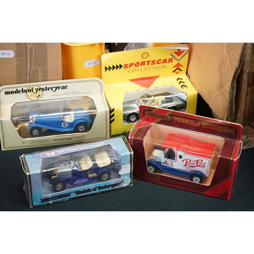 1316 - Collection of play worn diecast models to include Matchbox, Dinky, Lledo and Majorette, featuring Di... 