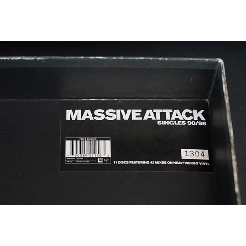 397 - Vinyl - Massive Attack Singles 90/98 Box Set (Virgin – MASBOX) with 11 discs on heavyweight vinyl, n... 