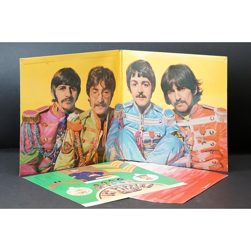 58 - Vinyl - The Beatles Sgt Pepper PCS 7027 Stereo.  Wide spine, red & pink inner, complete insert.  Sma... 