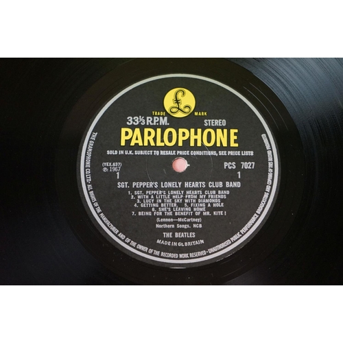 58 - Vinyl - The Beatles Sgt Pepper PCS 7027 Stereo.  Wide spine, red & pink inner, complete insert.  Sma... 