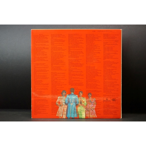 58 - Vinyl - The Beatles Sgt Pepper PCS 7027 Stereo.  Wide spine, red & pink inner, complete insert.  Sma... 