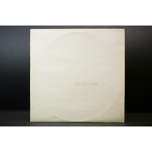 71 - Vinyl - 3 The Beatles LPs to include White Album unnumbered side opener, no inserts, Revolver (PMC 7... 