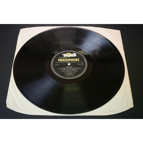 71 - Vinyl - 3 The Beatles LPs to include White Album unnumbered side opener, no inserts, Revolver (PMC 7... 