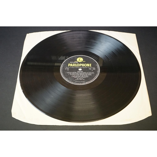 71 - Vinyl - 3 The Beatles LPs to include White Album unnumbered side opener, no inserts, Revolver (PMC 7... 