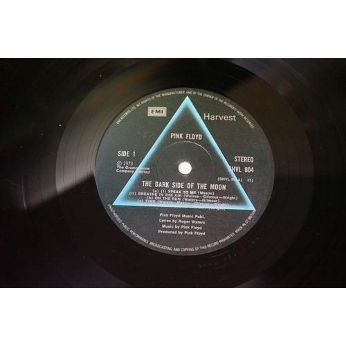 196 - Vinyl - Pink Floyd Dark Side Of The Moon on Harvest SHVL 804.  Gatefold opens both sides, non-sticke... 