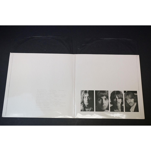 516 - Vinyl - The Beatles White Album PCS 7067/8 No.0416163 stereo, top loader, black inners, 1 poster and... 