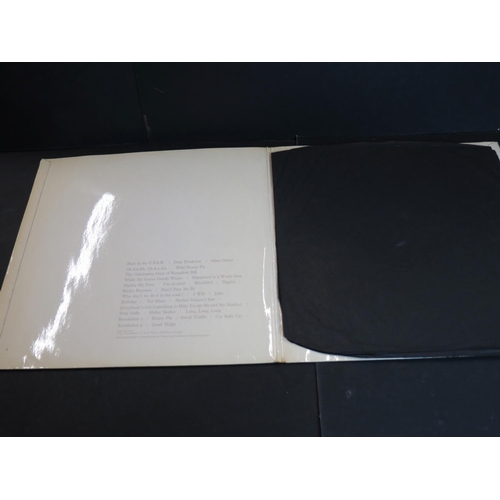 717 - Vinyl - The Beatles White Album PCS 7067/8 No.0520990 top loader, 1 poster, 4 photos, black inners. ... 