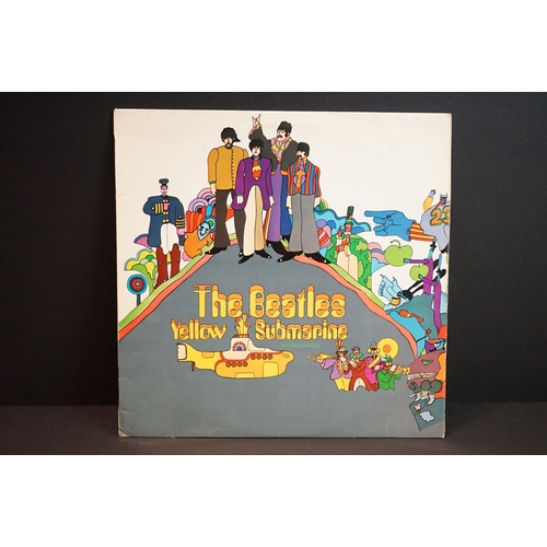 685 - Vinyl - The Beatles Yellow Submarine PCS 7070 stereo.  Red lines to top and bottom of rear sleeve.  ... 