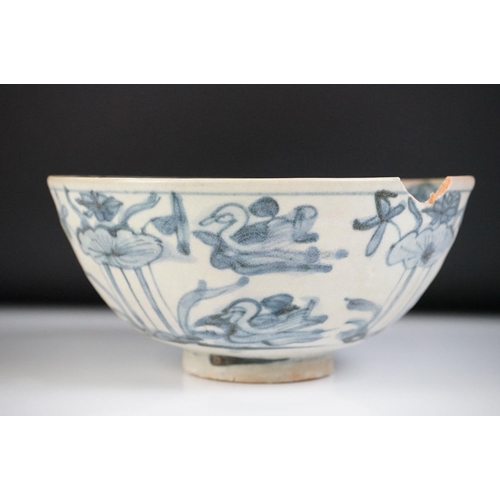 11 - Early 17th Century Chinese bowl from the Binh Thuan Shipwreck, the blue and white bowl with floral d... 