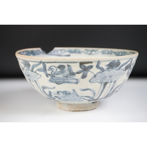 11 - Early 17th Century Chinese bowl from the Binh Thuan Shipwreck, the blue and white bowl with floral d... 