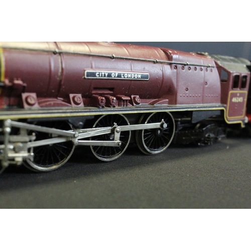 58 - Two boxed Wrenn OO gauge locomotives to include W2226 4-6-2 London City BR and W2247 4-6-0 Clun Cast... 