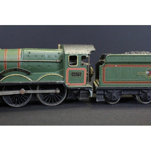 61 - Two Wrenn OO gauge locomoitves in unassociated Wrenn boxes to include Cardiff Castle and Caerphilly ... 