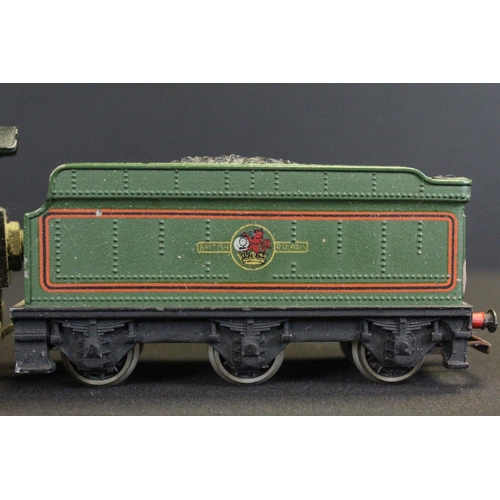 61 - Two Wrenn OO gauge locomoitves in unassociated Wrenn boxes to include Cardiff Castle and Caerphilly ... 