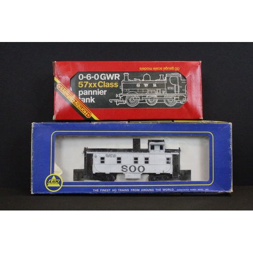 69 - Quantity of OO gauge locomotives and rolling stock to include boxed & unboxed examples featuring box... 