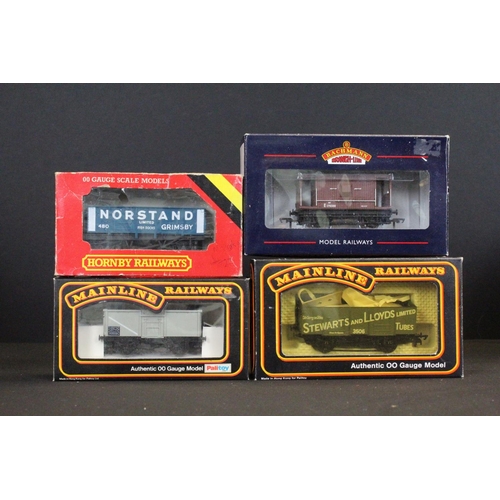 69 - Quantity of OO gauge locomotives and rolling stock to include boxed & unboxed examples featuring box... 