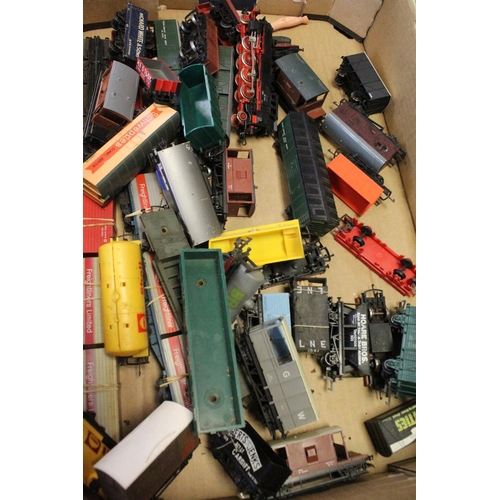 69 - Quantity of OO gauge locomotives and rolling stock to include boxed & unboxed examples featuring box... 