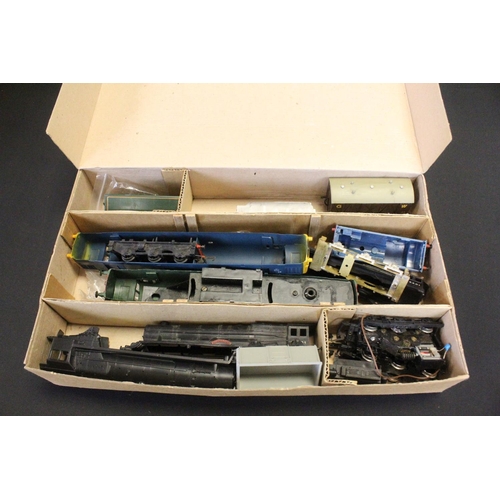 78 - Collection of OO gauge kit accessories, locomotives, and parts, metal and plastic examples to includ... 