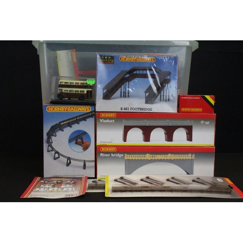 80 - Collection of boxed & carded Hornby OO gauge accessories to include R180 Viaduct, R499 River Bridge,... 