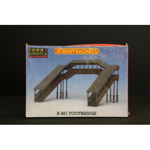 80 - Collection of boxed & carded Hornby OO gauge accessories to include R180 Viaduct, R499 River Bridge,... 