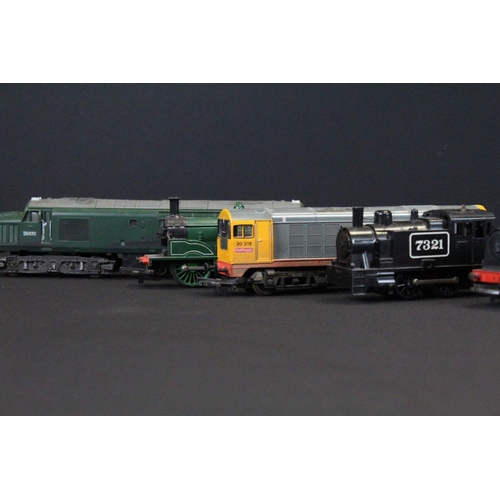 91 - 16 OO gauge locomotives to include Triang R751 D6830, Lima D8915, Lima Railfreight 20215 etc, condit... 