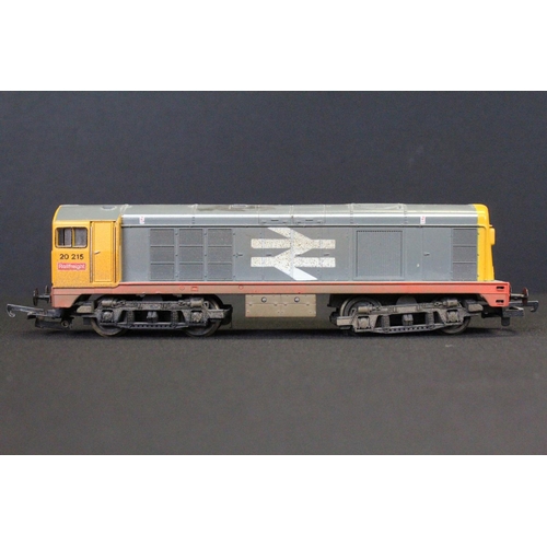 91 - 16 OO gauge locomotives to include Triang R751 D6830, Lima D8915, Lima Railfreight 20215 etc, condit... 