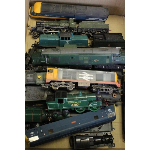 91 - 16 OO gauge locomotives to include Triang R751 D6830, Lima D8915, Lima Railfreight 20215 etc, condit... 