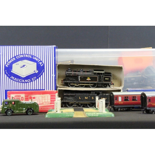 95 - Collection of Hornby Dublo model railway to include 4 x locomotives, boxed & unboxed rolling stock, ... 