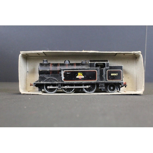 95 - Collection of Hornby Dublo model railway to include 4 x locomotives, boxed & unboxed rolling stock, ... 