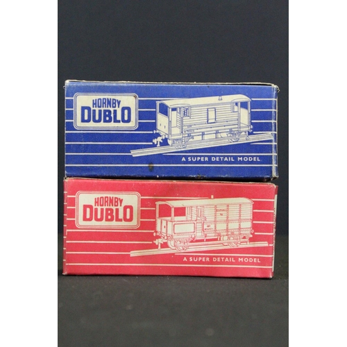 95 - Collection of Hornby Dublo model railway to include 4 x locomotives, boxed & unboxed rolling stock, ... 