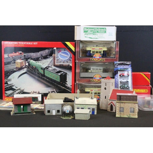 97 - Quantiy of OO gauge trackside accessories to include boxed Hornby R582 Ticket Office, boxed Hornby O... 