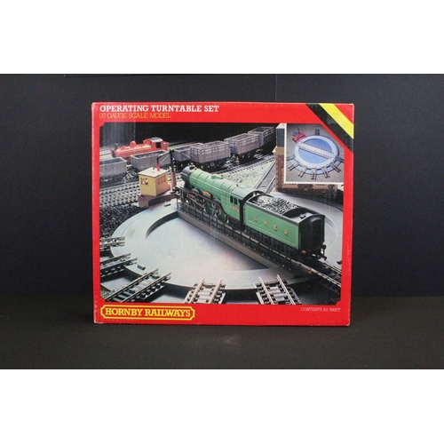 97 - Quantiy of OO gauge trackside accessories to include boxed Hornby R582 Ticket Office, boxed Hornby O... 