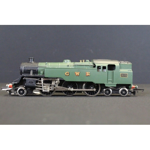 105 - Two boxed Wrenn OO gauge locomotives to include W2220 2-6-4 Tank GWR & W2224 2-8-0 Freight BR