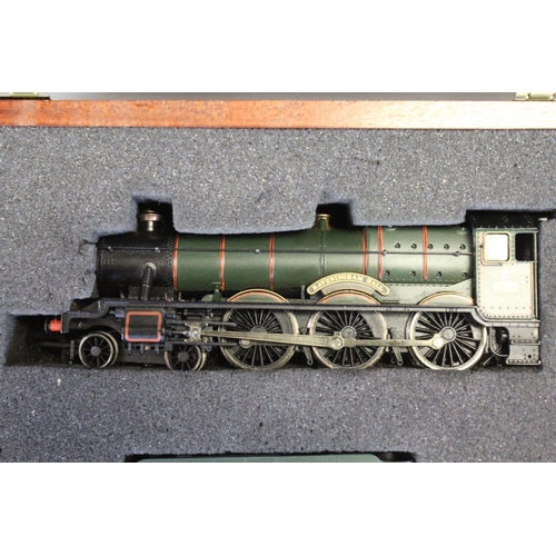 114 - Cased ltd edn Bachmann OO gauge 9ct gold Raveningham Hall 4-6-0 GWR locomotive & tender, with certif... 