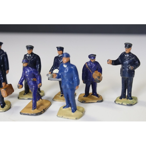 135 - Two boxed Dinky O gauge miniature metal figure sets to include Ni Station Staff and No 3 Passengers,... 