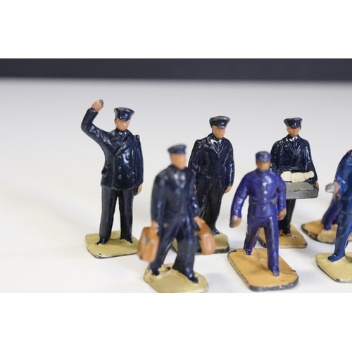 135 - Two boxed Dinky O gauge miniature metal figure sets to include Ni Station Staff and No 3 Passengers,... 