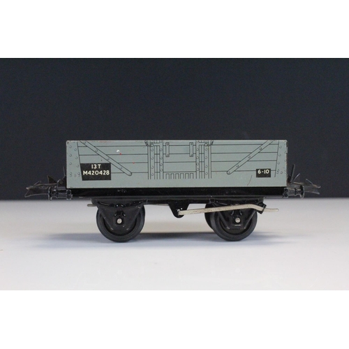 118 - Boxed Hornby O gauge Tank Goods Set No 45 containing BR 0-4-0 locomotive in black livery, track and ... 