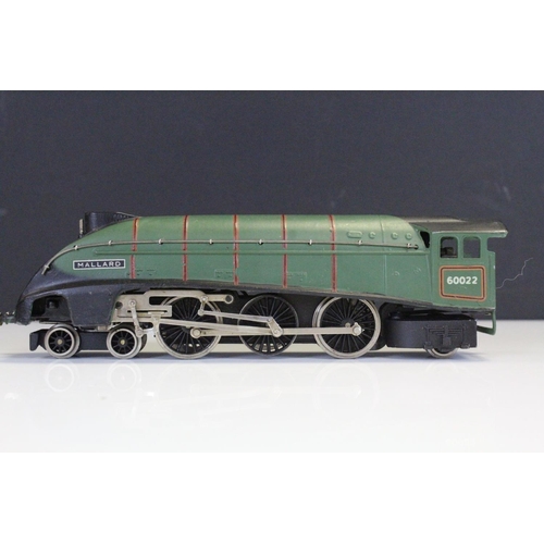 125 - Six Hornby Dublo locomotives to include 2 x Cardiff Castle, Mallard, Bristol Castle, Golden Fleece &... 