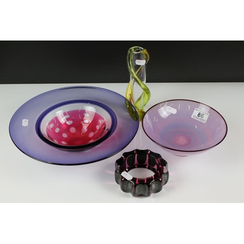 86 - Group of 20th Century signed studio glassware to include a Stuart Akroyd purple & ruby glass circula... 