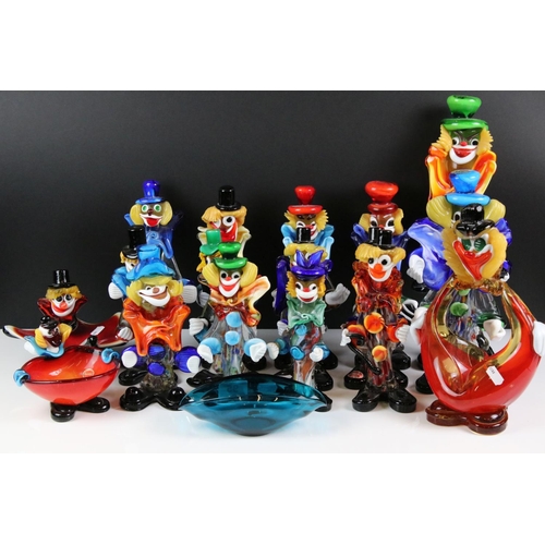 95 - 17 Murano glass clown figures, featuring clown with ukulele, basket-form and dish-form examples (tal... 