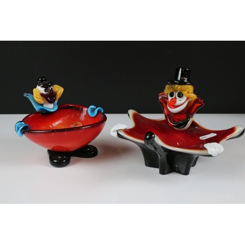 95 - 17 Murano glass clown figures, featuring clown with ukulele, basket-form and dish-form examples (tal... 