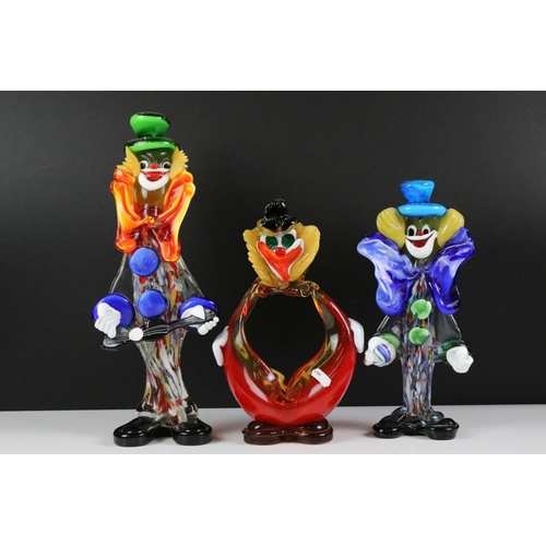 95 - 17 Murano glass clown figures, featuring clown with ukulele, basket-form and dish-form examples (tal... 