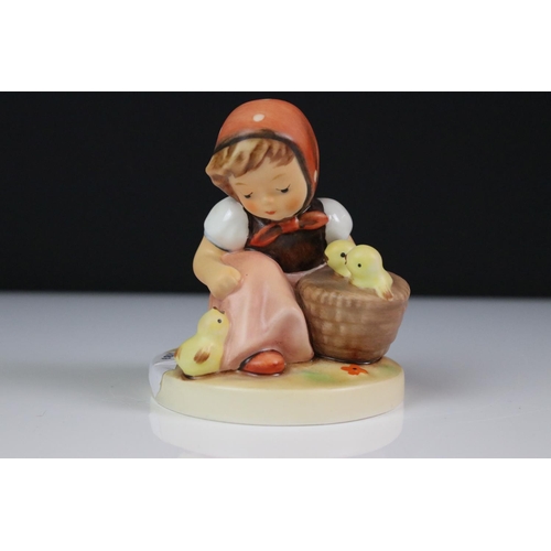 101 - 16 Goebel Hummel ceramic figures to include BH 25 Tender Loving Care, 377 Bashful, 220 We Congratula... 