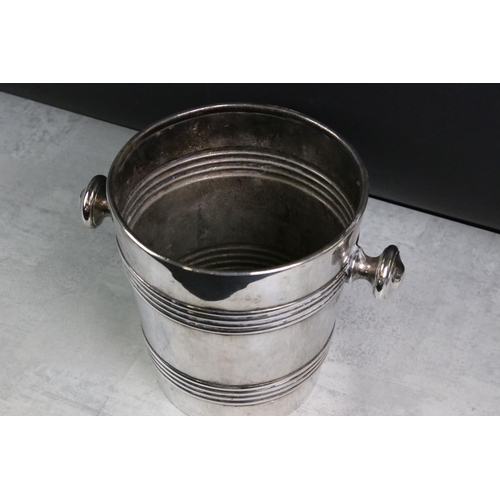 132 - Early 20th Century Walker & Hall silver plated ice bucket, with ribbed decoration and twin rounded h... 