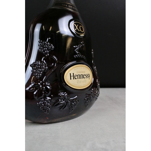 390 - Hennessy & Co X.O. Extra old Cognac, sealed bottle in collectors box.