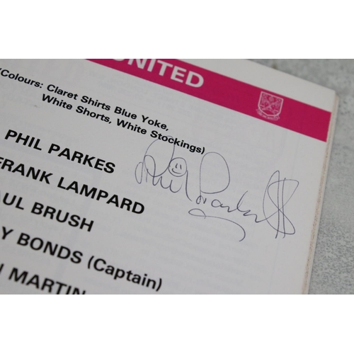 440 - Football Autographs - West Ham Utd, a 1980 FA Cup Final programme v Arsenal, signed to team page by ... 