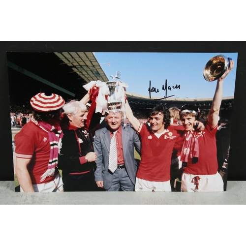 441 - Football Autographs - Manchester Utd & Southampton, a 1976 FA Cup Final programme, ticket, photos si... 