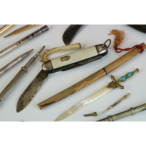 269 - A small group of mixed collectables to include sterling silver pencil, ever sharp gold filled pencil... 